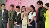 钟楚曦和外国男友亲密照片曝光，床上有不明物体，两人恩爱又甜蜜