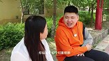 小伙找媒婆介绍女朋友，见面就提钱，不想媒婆主动向他表白