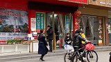 儿子因贪玩跟丢，妈妈再次看到儿子时又打又骂，最后一幕让人泪目