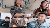 美女的拉链开了，小伙的这眼神，也太激动了吧！