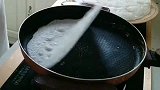 平底锅做煎饼配方，一碗水一碗面一点食盐，就是这么简单！