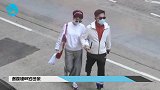 谢霆锋68岁母亲狄波拉现身街头，向现任老公索吻，丝毫不觉尴尬