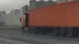 司机高速上突发心脏病猝死，卡车“无人驾驶”两公里交通安全