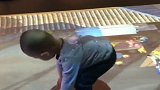 把他放在这里，估计能玩一天，宝宝真的是天真无邪啊！