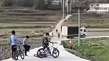 小男孩骑车频频摔倒，疼得表情都扭曲了