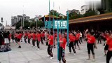 公园里两队广场舞大妈上一秒劲歌热舞，下一秒争吵不休互相推搡
