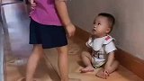 妈妈记录姐姐带娃瞬间