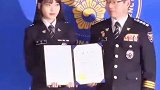 IU：女也能当上名誉警察，预防校园暴力，李知恩正义使者！