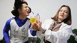 短剧：阿宝在尿检杯里面放柠檬插吸管，谁知竟把医生的老公给坑了