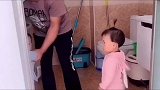 妈妈给爸爸生了两个跟屁虫，幸好爸爸是在刷牙不是上厕所