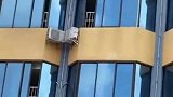 头回见空调有这样安装的，拉近镜头一看，安装师傅咋想的