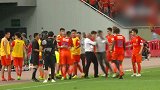 马加特经典画面回顾 球员庆祝魔鬼教头一把拽来翻译提醒球员