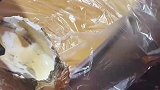 女子夜宵吃生蚝，却发现生蚝一捏就碎