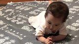 刚会爬的小宝宝，匍匐前进的动作太可爱了！