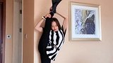 美女这个动作让多少人羡慕