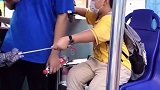 这道“人体小闸机”，秀儿！