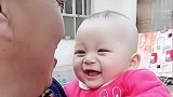 妈妈在逗小宝宝开心,可是宝宝却一直望着爸爸笑,这表情太可爱了