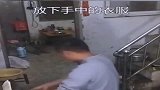 男子在家里触电，妻子神操作堪称教科书解救方法