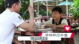 全红婵三姐弟聚餐，长得超像共用一张脸，红姐为干饭走出嚣张步伐