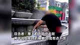 男子在闹市区放生大量蟑螂，目击者：上前劝阻无效，放了有上百只