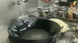 年薪38万大厨，是这样做土豆丝的，这出神入化的操作谁敢挑战？