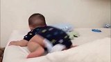 9个月宝宝从床上跌下来，妈妈在一旁也不管，这种方式真的好吗