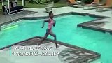 3岁女童泳池内倒栽葱挣扎30秒 10岁姐姐飞奔跳水将其救起