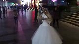 实拍上海男子新婚夜穿婚纱在南京路秀身材