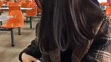 这个小姐姐漂亮贤惠，笑容甜美，网友你长得太像我女朋友了