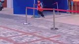 男孩放学后校门口空翻秀武术惊艳路人