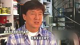 71岁成龙和朋友聚餐蹦蹦跳跳，结束后回身拥抱做贴面礼，尽显轻松愉悦