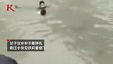 嘉兴一女子跳河小伙叼着烟跳水救人 网友：厉害了，烟都没熄