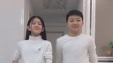 龙凤胎兄妹为大家跳舞，这女孩长大可不得了，长的太像刘亦菲了