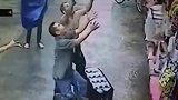 男子用手接住从楼上落下的小孩