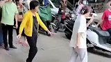女子街边情绪激动，猛地朝桌子狂锤一下