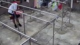 男子数月连偷女员工内衣 众人通过监控发现其作案后迅速追出