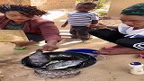 赞比亚本地做鱼，真的是一绝，隔壁小孩都被馋哭了