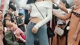 美女穿高跟鞋在地铁跳舞，看的都有点尴尬了