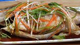 清蒸鲈鱼好吃有技巧，不用放盐和料酒，按此方法做肉鲜味美