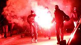 希腊抗议警方暴力执法：爆炸轰响汽油弹横飞，人群在火光中逃散