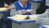 老师偷偷给学生塞纸条，表现不错拜托继续努力