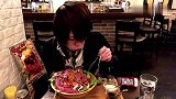 日本小伙吃生牛肉盖饭，还借了金枪鱼片，真是越看越饿