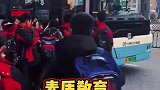 这样坐公交车的场景你见过么