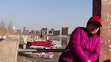 小偷公园里偷窃，遇到健忘症大妈，小偷崩溃了
