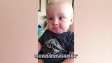 妈妈用玩具吓唬宝宝，接下来宝宝举起手来，这画面爸妈都笑疯了