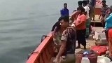 印度很多渔民上轮船，都是靠这种方法逃票，船上的人已经见怪不怪了