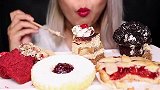 美女试吃酸樱桃派、奶油芝士红丝绒纸杯蛋糕、饼干面团纸杯蛋糕