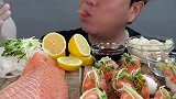 小伙直播吃三文鱼生鱼片和寿司，放上豆芽菜的口感也太棒了