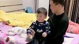 真是大开眼界，原来爸爸都是这么给儿子脱衣服的，儿子居然还不哭