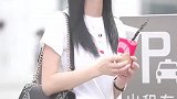 小姐姐吃出了新境界，有种吹泡泡的既视感！